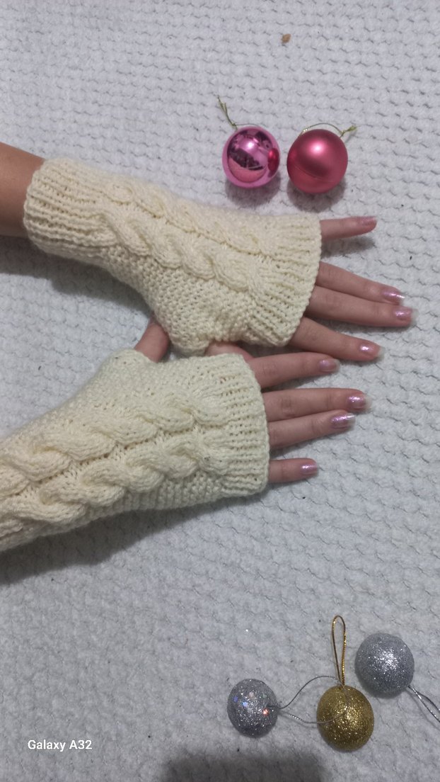 Beyaz Örgü Parmaksız Kadın Eldiveni - Görsel 2