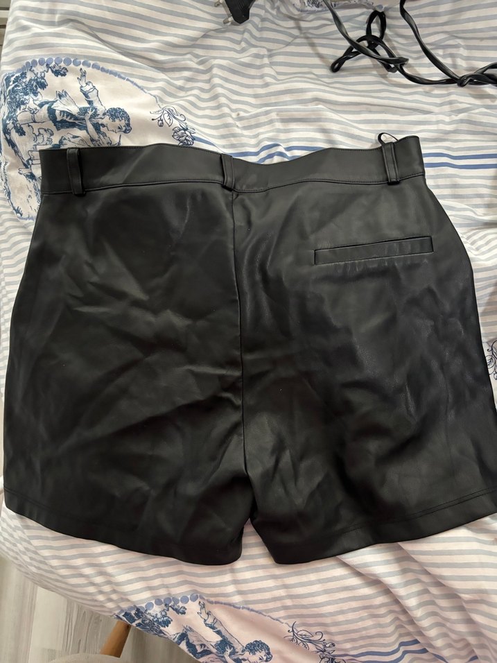 Düğmeli Siyah Deri Mini Şort - Görsel 2