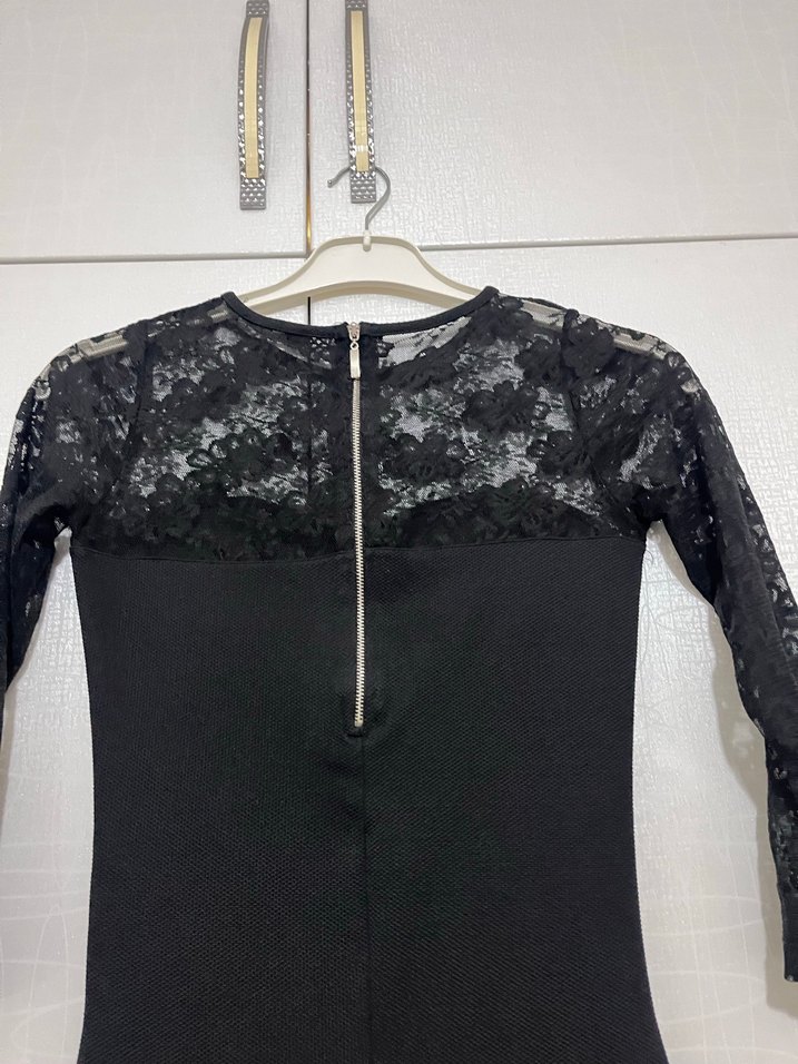 Siyah Dantelli V Yaka Midi Elbise - Görsel 3