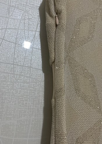 Bej Dantel İşlemeli Uzun V Yaka Elbise - Görsel 2