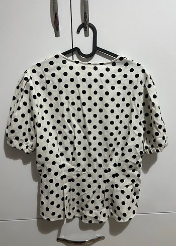 Düğmeli V Yaka Puantiyeli Kadın Bluz - Görsel 2