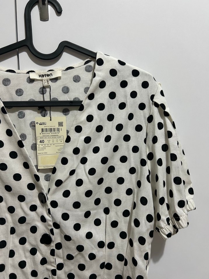 Düğmeli V Yaka Puantiyeli Kadın Bluz - Görsel 3