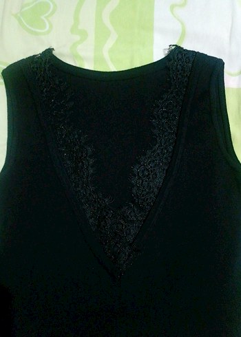 Siyah V Yakalı dantel Detaylı Kolsuz Kadın bluz - Görsel 2