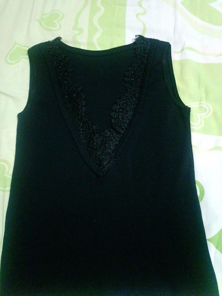 Siyah V Yakalı dantel Detaylı Kolsuz Kadın bluz - Görsel 3