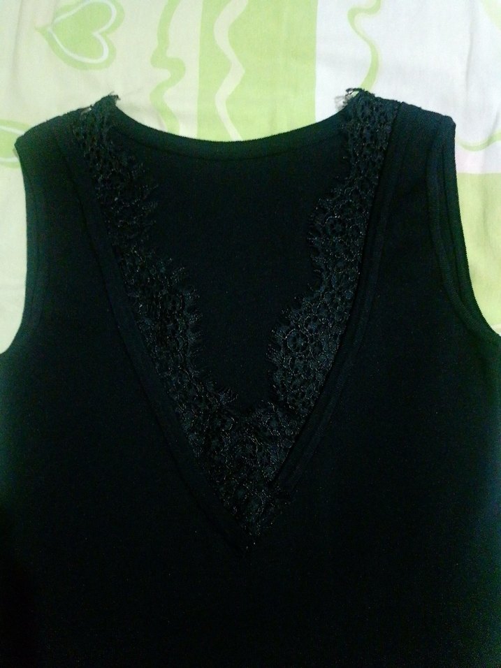 Siyah V Yakalı dantel Detaylı Kolsuz Kadın bluz - Görsel 2