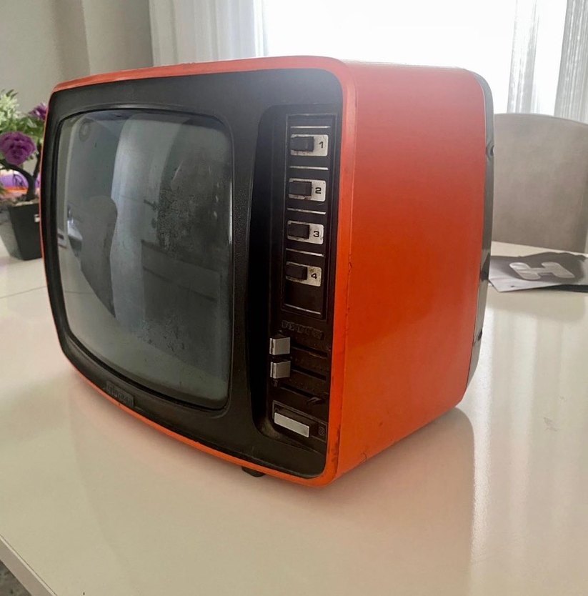 Kırmızı Retro Monitör - Görsel 2