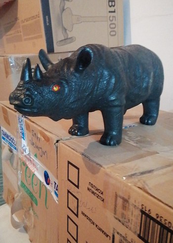 Koyu Siyah Gergedan Figürü - Görsel 2