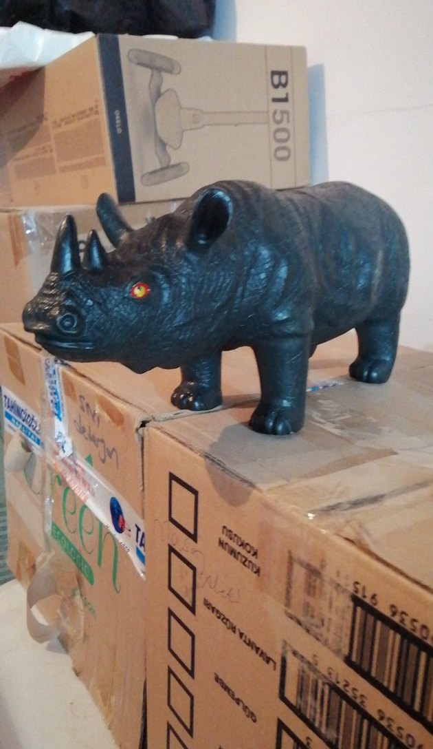 Koyu Siyah Gergedan Figürü - Görsel 2