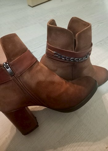 Zincir Detaylı Kahverengi Deri Topuklu Bot - Görsel 2