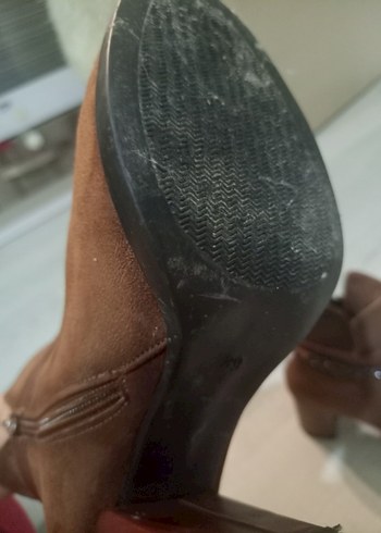 Zincir Detaylı Kahverengi Deri Topuklu Bot - Görsel 3