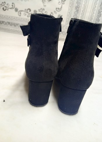 Siyah Süet Tokalı Kadın Bot - Görsel 2