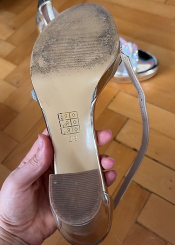 Altın Renkli Parlak Yılan Desenli Topuklu Ayakkabı - Görsel 3