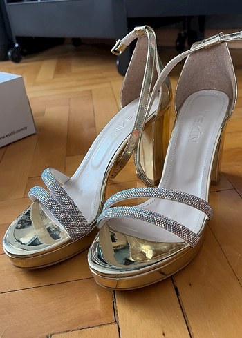 Altın Renkli Parlak Yılan Desenli Topuklu Ayakkabı - Görsel 4