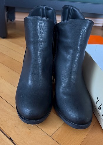 YAYA Siyah Deri Fermuarlı Topuklu Bot - Görsel 4