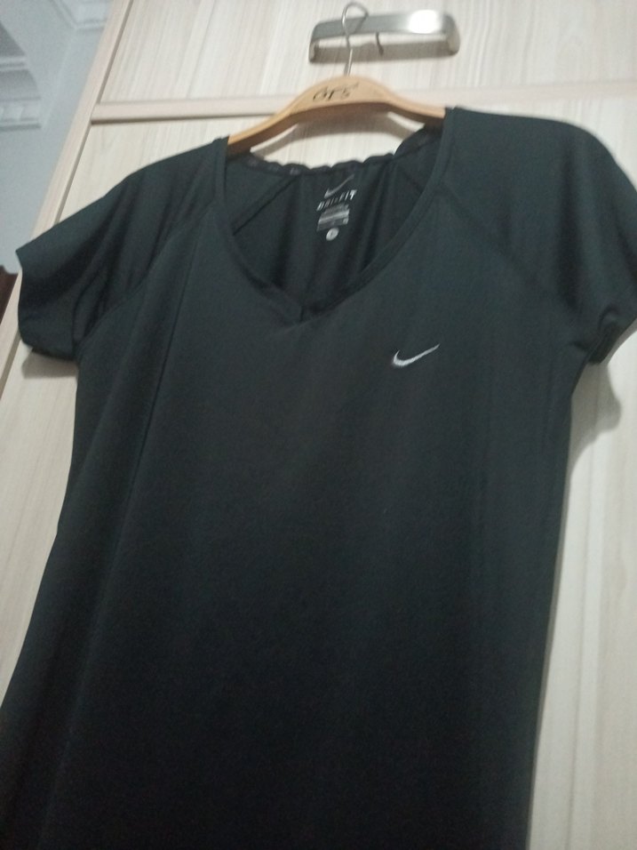 Siyah V Yaka Kısa Kollu Spor Tişört - Görsel 3