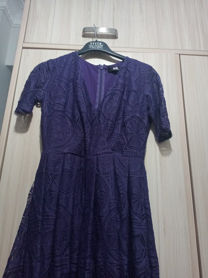 Mor Dantel Detaylı Midi Elbise - Görsel 4