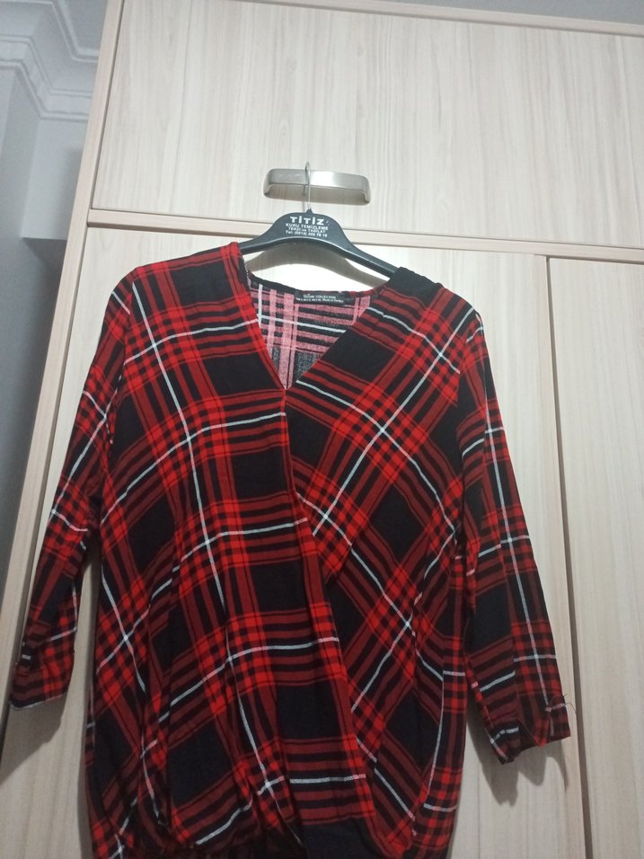 Kırmızı Ekose Desenli V Yaka Kadın Gömlek - Görsel 3