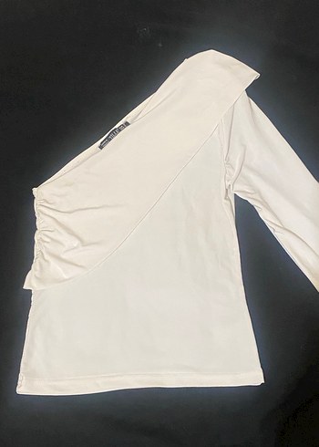 Beyaz Drapeli Tek Omuz Bluz - Görsel 3