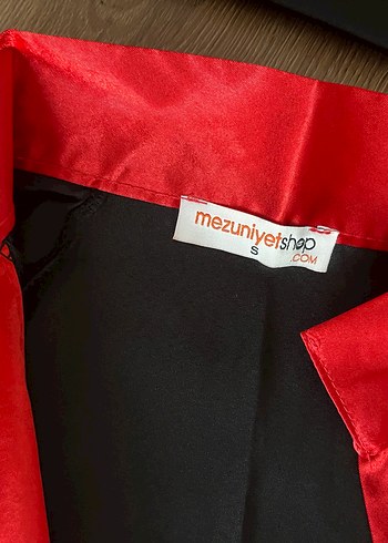 Kırmızı Şeritli Siyah Mezuniyet Cübbesi - Görsel 2