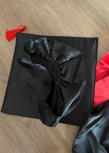 Kırmızı Şeritli Siyah Mezuniyet Cübbesi - Görsel 3