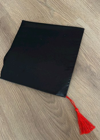 Kırmızı Şeritli Siyah Mezuniyet Cübbesi - Görsel 4