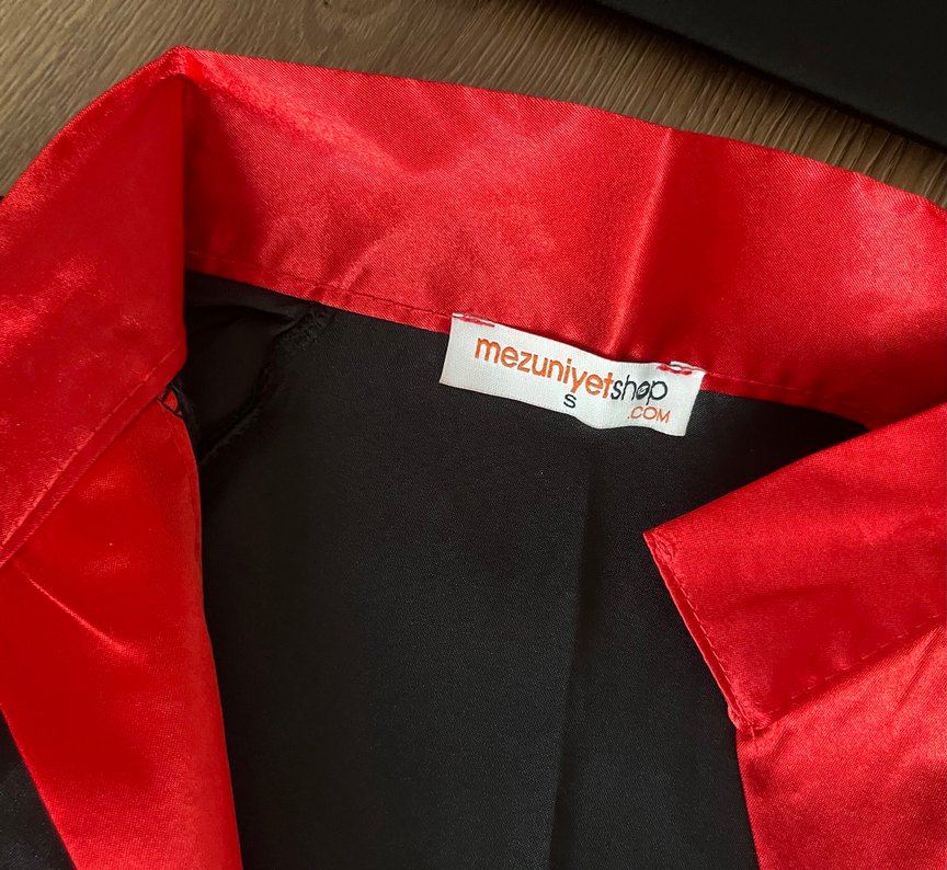 Kırmızı Şeritli Siyah Mezuniyet Cübbesi - Görsel 2