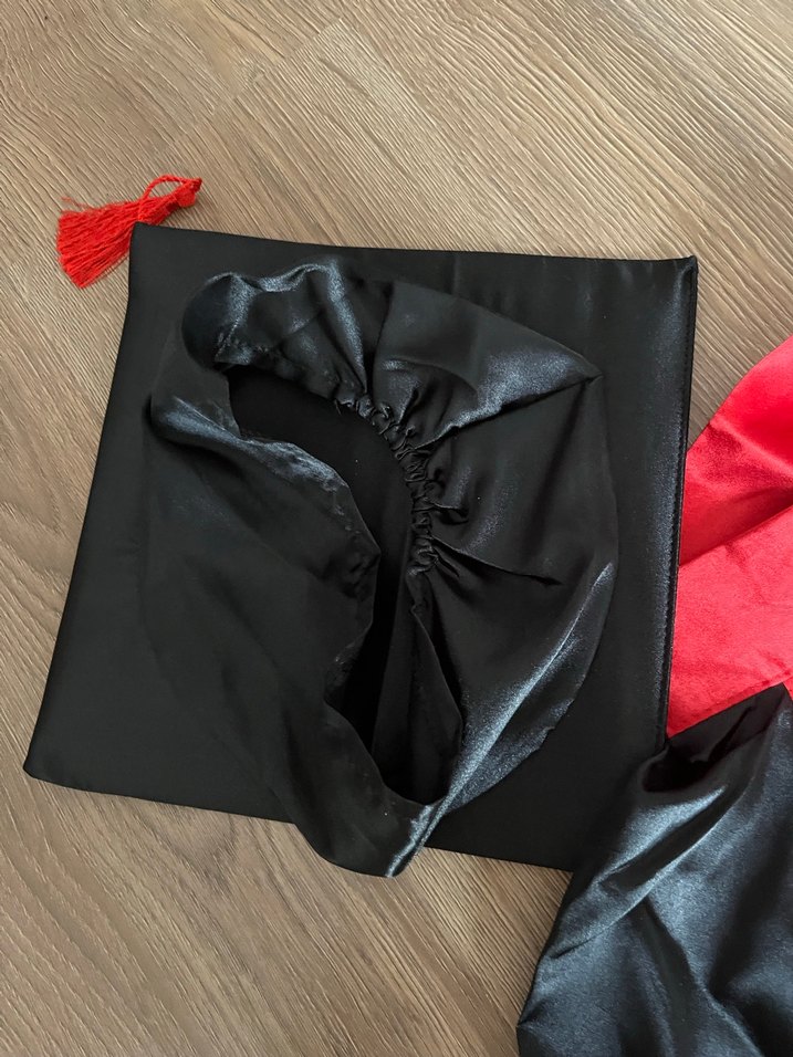 Kırmızı Şeritli Siyah Mezuniyet Cübbesi - Görsel 3