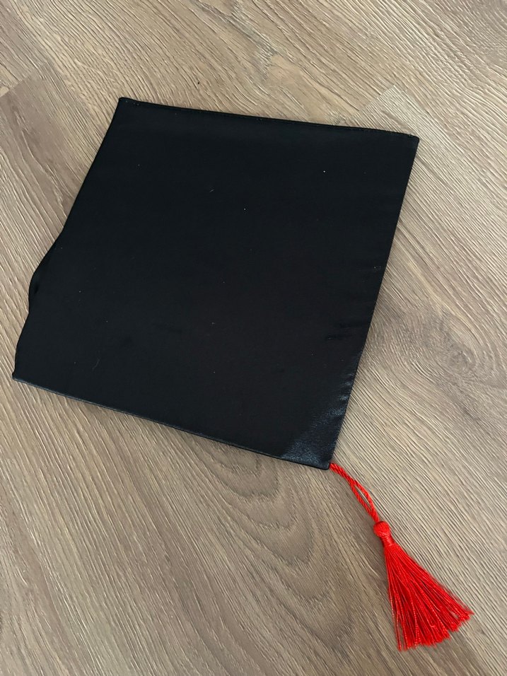 Kırmızı Şeritli Siyah Mezuniyet Cübbesi - Görsel 4