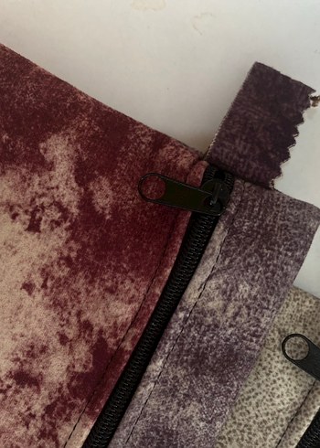 Kadın Gri ve Bordo Süet Fermuarlı Clutch Çanta - Görsel 3
