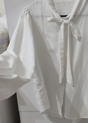 Düğmeli Beyaz balon kol yakası bağcıklı Kadın Gömlek - Görsel 3