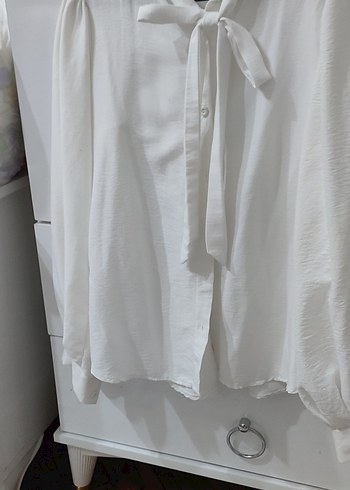 Düğmeli Beyaz balon kol yakası bağcıklı Kadın Gömlek - Görsel 2