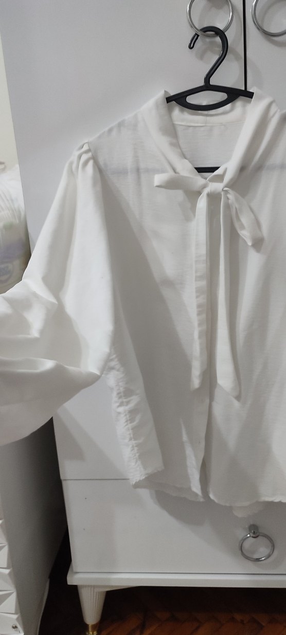 Düğmeli Beyaz  balon kol yakası bağcıklı Kadın Gömlek - Görsel 3