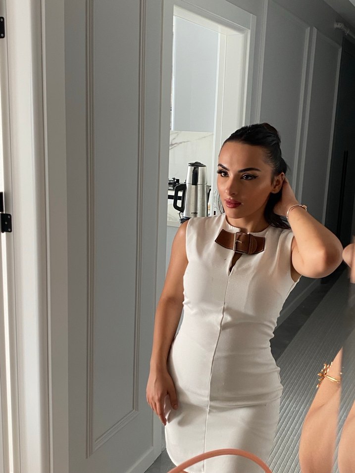 Beyaz Kemer Detaylı Kolsuz Mini Kalem Elbise - Görsel 2