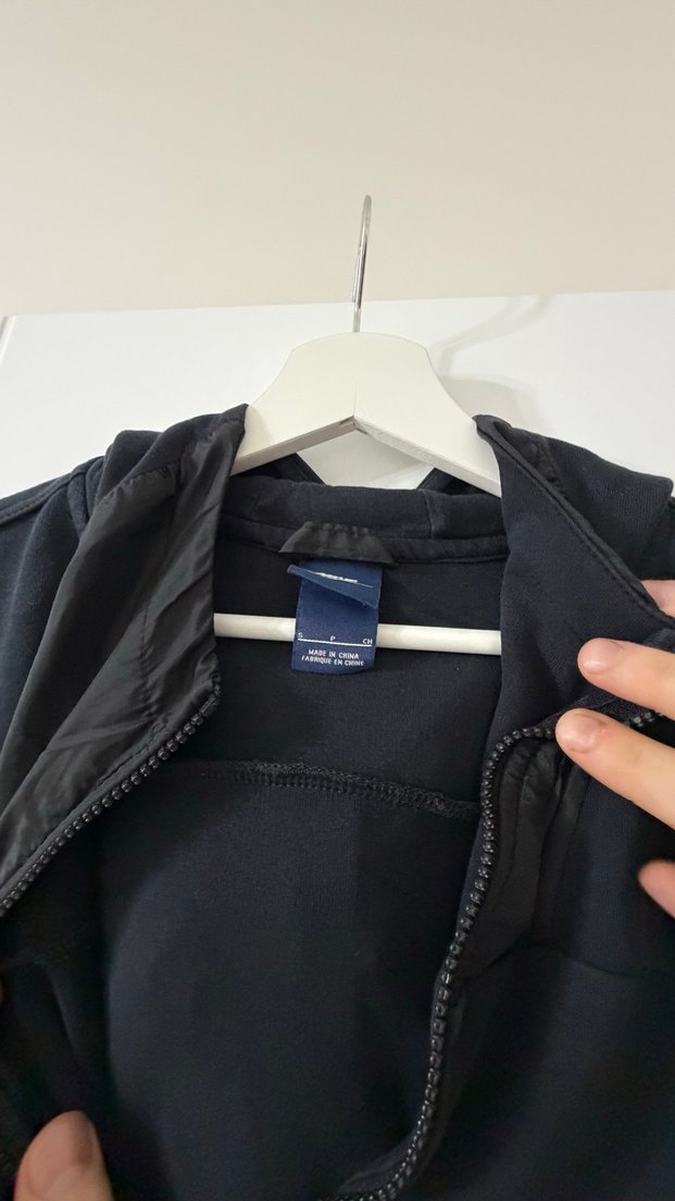 Siyah Fermuarlı Yüksek Yakalı Spor Yelek - Görsel 3