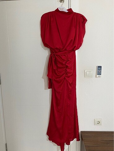 38 Beden Kırmızı saten elbise