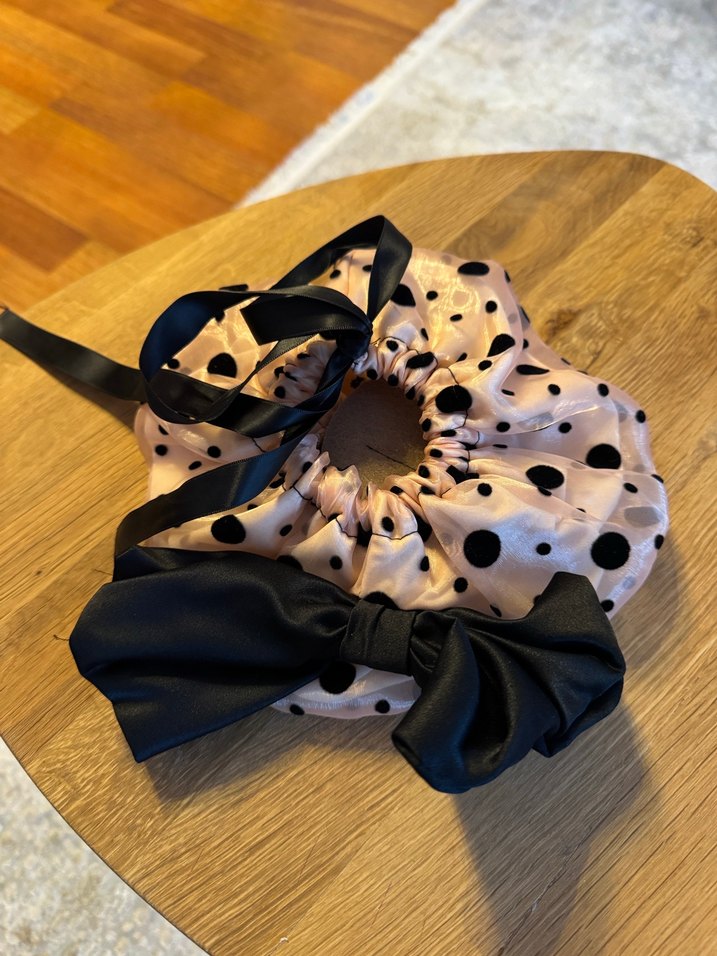 Puantiye Desenli Siyah Fiyonklu Kız Elbisesi - Görsel 4