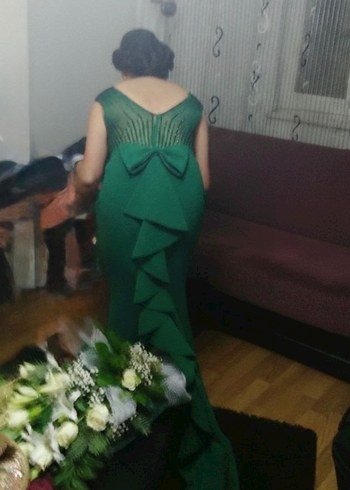Zümrüt Yeşili Uzun Abiye  Sırt Detaylı  1 Kez Giyildi - Görsel 2