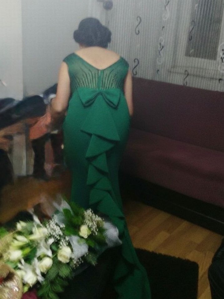 Zümrüt Yeşili Uzun Abiye  Sırt Detaylı  1 Kez Giyildi - Görsel 2