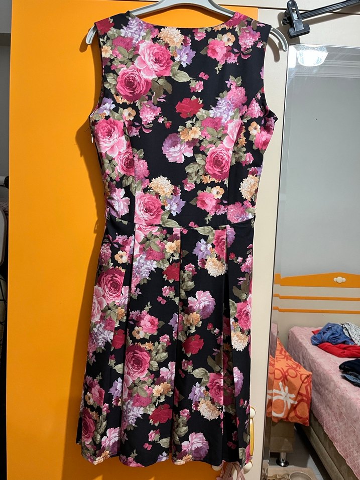 Çiçek Desenli Pileli Midi Elbise - Görsel 2