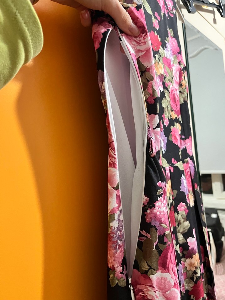 Çiçek Desenli Pileli Midi Elbise - Görsel 4
