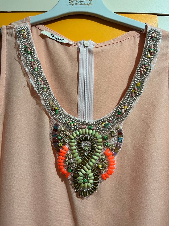 Pembe Zincir Detaylı Bohem Kolsuz Bluz - Görsel 3