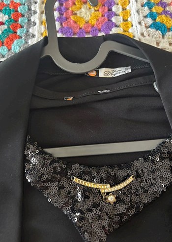 Zincir Detaylı Siyah V Yaka Uzun Kollu Bluz - Görsel 5