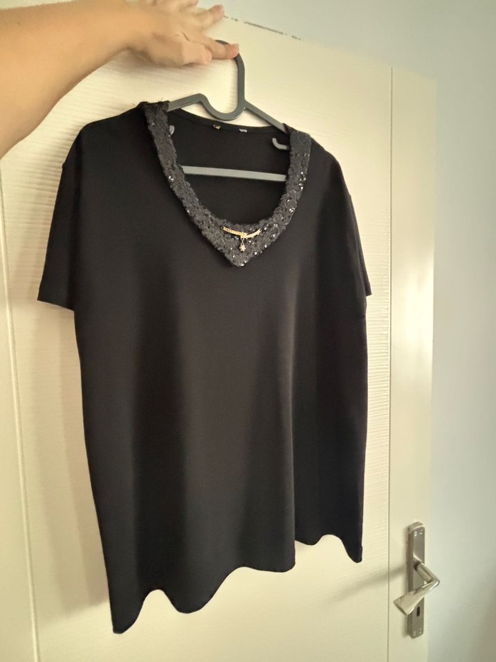 Zincir Detaylı Siyah V Yaka Uzun Kollu Bluz - Görsel 3