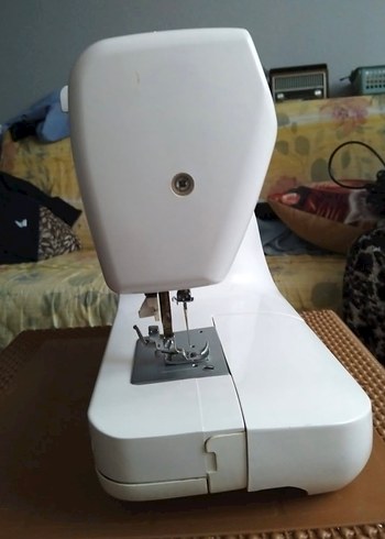 Beyaz Dikiş Makinesi - Görsel 2