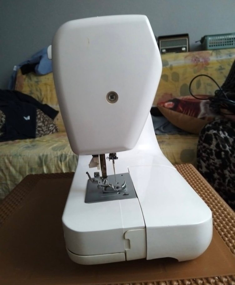 Beyaz Dikiş Makinesi - Görsel 2