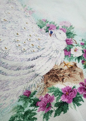 Beyaz Tavus Kuşu ve Çiçek Desenli Nakış - Görsel 7