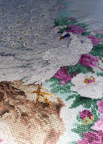 Beyaz Tavus Kuşu ve Çiçek Desenli Nakış - Görsel 5