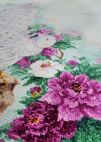 Beyaz Tavus Kuşu ve Çiçek Desenli Nakış - Görsel 4