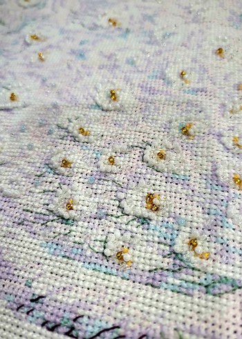 Beyaz Tavus Kuşu ve Çiçek Desenli Nakış - Görsel 3