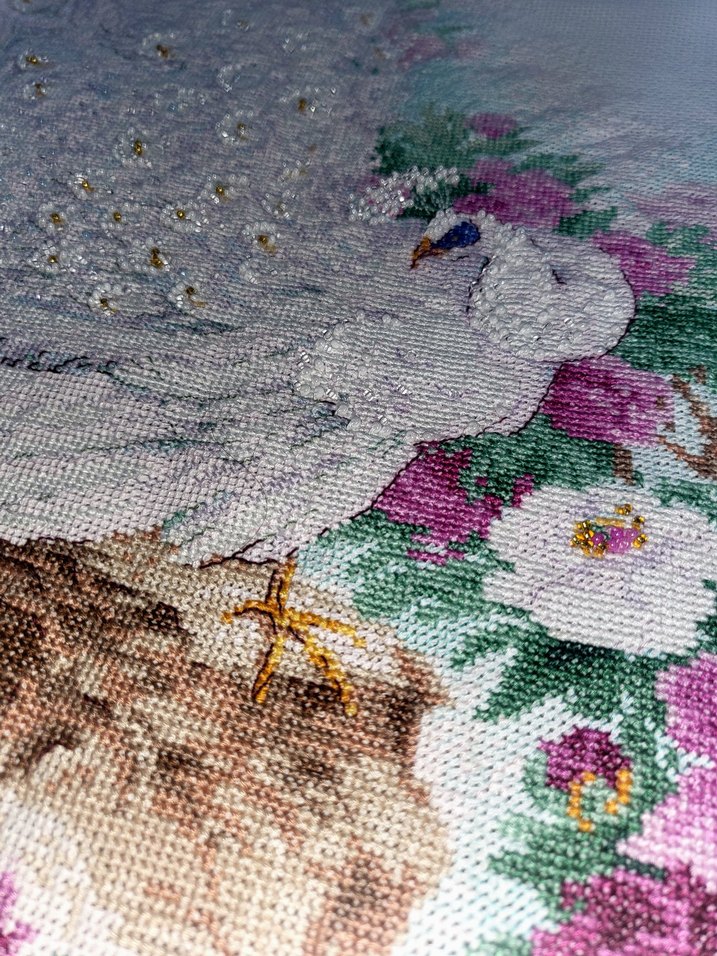 Beyaz Tavus Kuşu ve Çiçek Desenli Nakış - Görsel 5